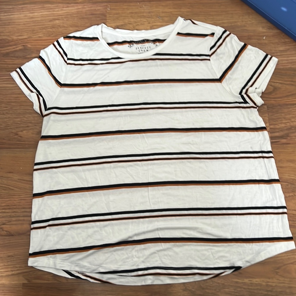 A aero tees shirt part of the perfect crew Collection sizing XL